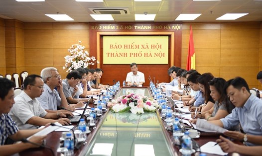 Phó Tổng Giám đốc BHXH Việt Nam Trần Đình Liệu (giữa ảnh) giao nhiệm vụ cho BHXH TP.Hà Nội. Ảnh: B.H