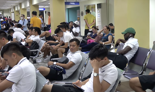 Các cầu thủ Hà Nội phải chờ ở sân bay gần 10 tiếng. Ảnh cắt từ video