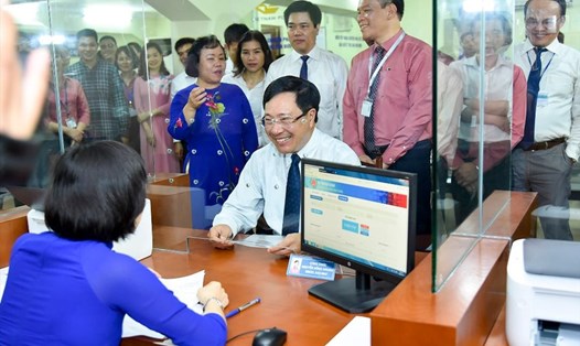 Phó Thủ tướng, Bộ trưởng Ngoại giao Phạm Bình Minh trực tiếp thử nghiệm dịch vụ tại Bộ phận Một cửa. Ảnh: BNG