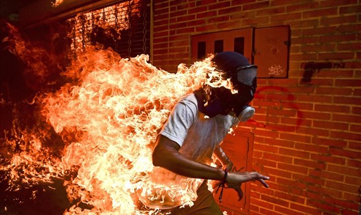 Bức ảnh đoạt Giải thưởng lớn của WPP năm 2017 mang tên”Venezuela Crisis” (Khủng hoảng ở Venezuela) của phóng viên Ronaldo Schemidt (AFP).