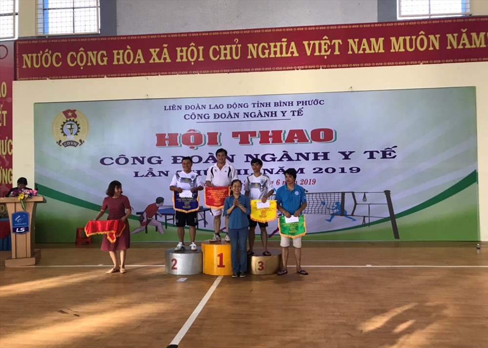 Chủ tịch Công đoàn ngành Y tế tỉnh Nguyễn Thị Minh Tâm trao giải cho nội dung đơn nam.