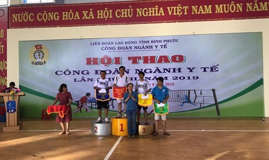 Chủ tịch Công đoàn ngành Y tế tỉnh Nguyễn Thị Minh Tâm trao giải cho nội dung đơn nam.
