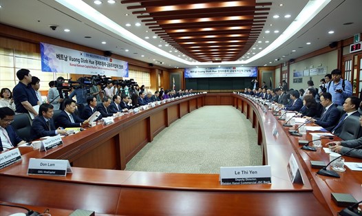 Phó Thủ tướng Vương Đình Huệ gặp các doanh nghiệp của Hiệp hội Tài chính Hàn Quốc. Ảnh: Thành Chung