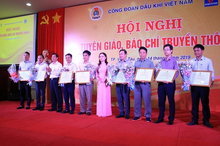 Chủ tich CĐ DKVN tặng bằng khen cho các cộng tác viên. Ảnh PV