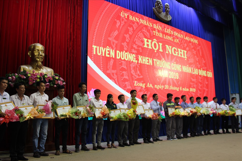Tuyên dương Công nhân lao động giỏi tỉnh Long An. Ảnh K.Q