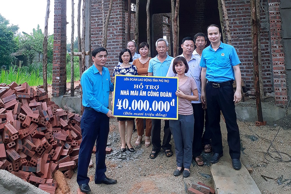 LĐLĐ tỉnh Phú Thọ trao tiền cho gia đình đoàn viên Trần Thị Năm - CĐCS trường mầm Tiểu học Khải Xuân, xây nhà "Mái ấm công đoàn". Ảnh: Q.V