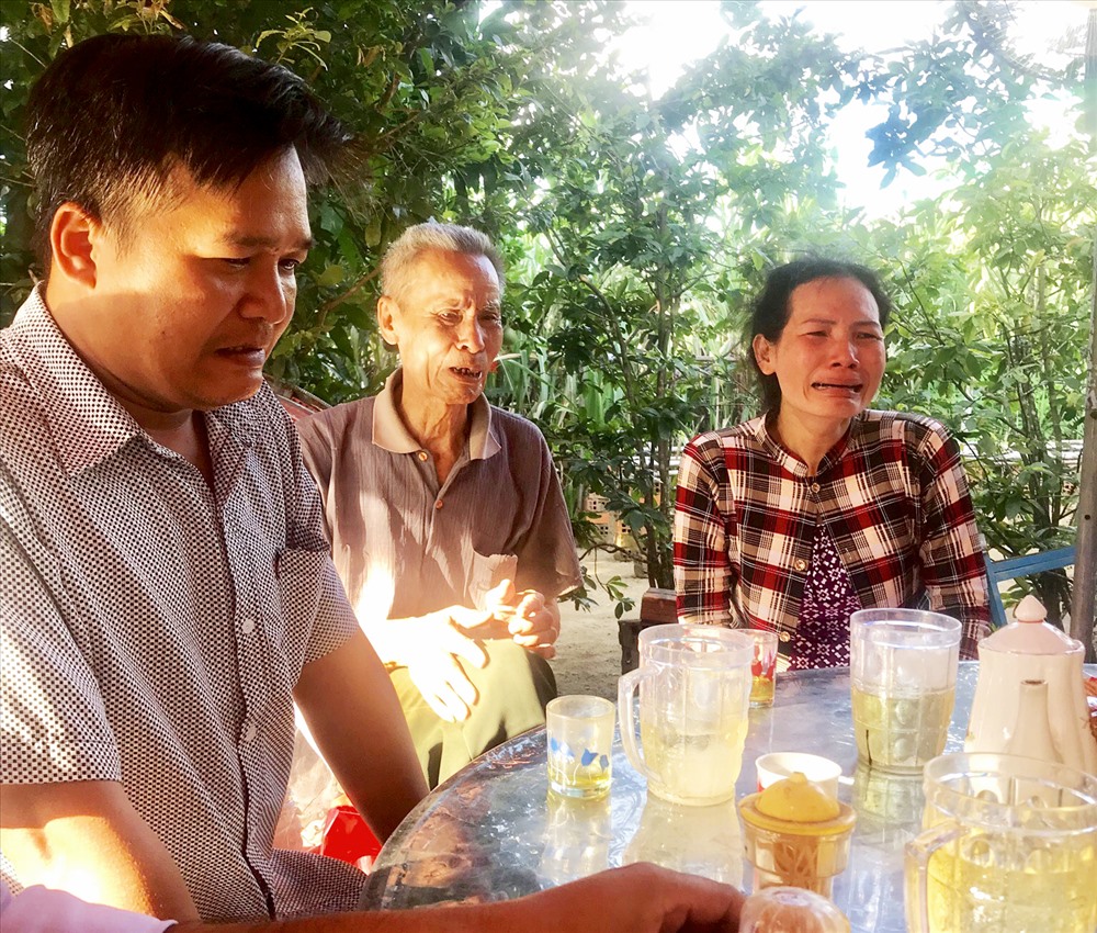 Gia đình bên linh cữu anh Sơn. Ảnh: LT