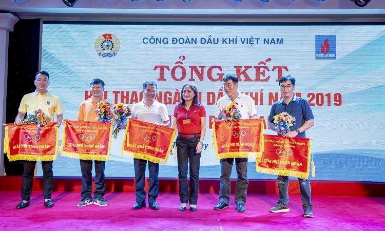 Đồng chí Nghiêm Thùy Lan – Chủ tịch CĐ DKVN  trao giải Nhất toàn đoàn cho Vietsovpetro.