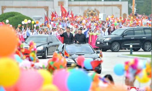 Người dân Triều Tiên chào đón ông Tập Cận Bình hôm 20.6. Ảnh: Reuters.