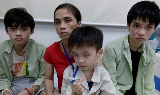 Ba con trai của chị Lê Thị Ngọc Tuyết đều mắc bệnh máu khó đông, cần sự giúp đỡ của cộng đồng. Ảnh: PV