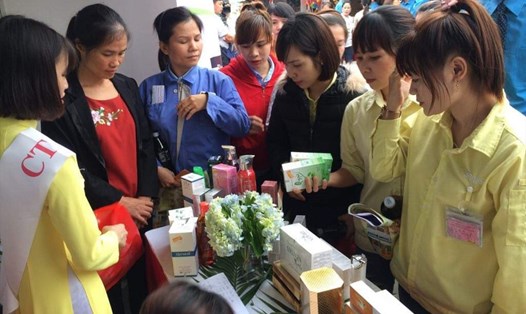 Công nhân hào hứng tham gia Phiên chợ Công nhân do Tổng LĐLĐVN phối hợp với Tổng Công ty Bưu điện Việt Nam tổ chức tại KCN Đồng Văn 1 (Hà Nam) tháng 5.2019. Ảnh: P.V