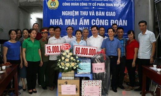 Công đoàn Cty CP than Đèo Nai tổ chức bàn giao nhà "Mái ấm Công đoàn" cho chị Nguyễn Hồng Hà. Ảnh: TKV