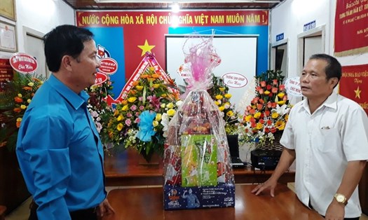 Phó Chủ tịch LĐLĐ tỉnh Gia Lai - ông Nguyễn Ngọc Minh thăm các cơ quan báo chí nhân ngày 21.6. Ảnh: Mai Trang