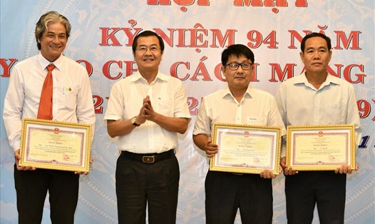 Nhà báo Lục Tùng (thứ hai từ trái sang) tại nhận giải Nhất Giải Báo chí tỉnh Kiên Giang năm 2019. Ảnh: LTH