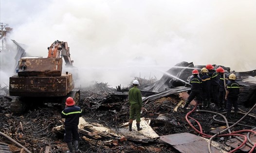 Cháy tại kho chứa củi và dăm gỗ của Công ty Nông Trại Xanh, tại khu công nghiệp Phú Tài, phường Trần Quang Diệu, TP.Quy Nhơn, tỉnh Bình Định: Ảnh: N.T
