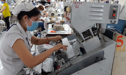 Nhiều công nhân trong các ngành dệt may phải thường xuyên tăng ca để có thêm thu nhập. Ảnh Nam Dương