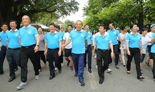 Phó Thủ tướng thường trực chính phủ Trương Hòa Bình tham gia đi bộ tại chương trình. Ảnh: VGP