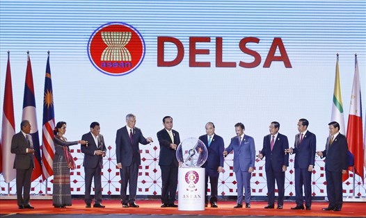 Thủ tướng Nguyễn Xuân Phúc cùng các nhà lãnh đạo ASEAN khai trương Kho vệ tinh ASEAN tại tỉnh Chainat, Thái Lan, trong Chương trình hậu cần ASEAN về thiên tai khẩn cấp (DELSA). Ảnh: VGP