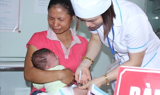 Tiêm vắc xin cho trẻ tại xã Thượng Sơn- Vị Xuyên- Hà Giang. Ảnh: Thùy Linh