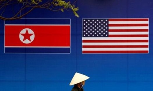 Cờ Mỹ và Triều Tiên tại hội nghị thượng đỉnh lần 2 ở Hà Nội. Ảnh: Reuters.