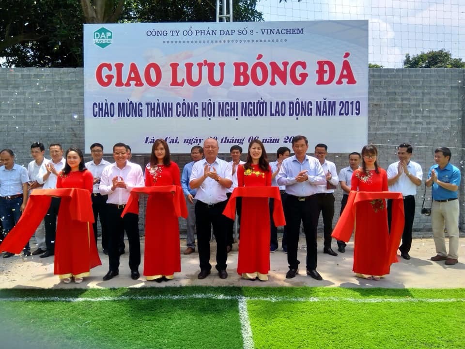 Lễ cắt băng khánh thành sân đá bóng phục vụ người lao động. Ảnh: H.T