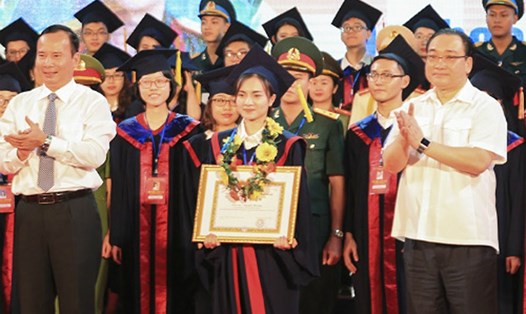 Bí thư Thành ủy Hà Nội Hoàng Trung Hải (bìa phải) trao bằng khen của thành phố cho các thủ khoa đại học. Ảnh: P.V