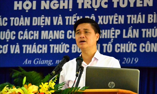 Ông Ngọ Duy Hiểu báo cáo chuyên đề tại Hội nghị trực tuyến do LĐLĐ An Giang tổ chức. Ảnh: Lục Tùng
