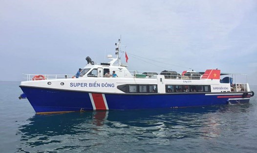 Đề thi được vận chuyển ra đảo Lý Sơn bằng tàu siêu tốc. Ảnh: Hà Phương