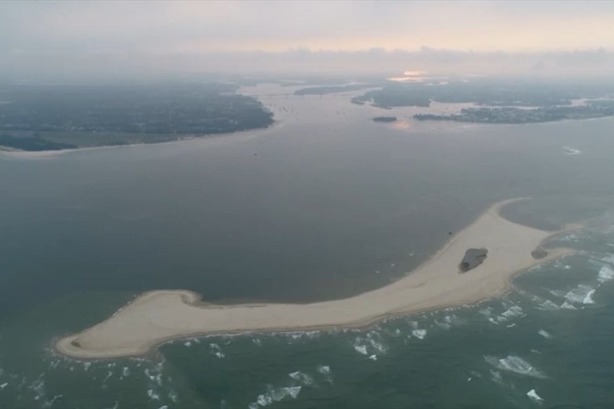 Tổng cục Phòng chống Thiên tai (Bộ NNPTNT) giới thiệu nguyên nhân hình thành cồn cát ở vùng biển Cửa Đại (TP.Hội An). Ảnh: Đ.V