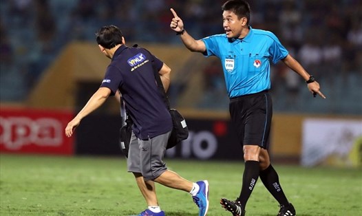 Trọng tài đẳng cấp FIFA Nguyễn Hiền Triết bị ngất xỉu ở buổi kiểm tra thể lực giữa mùa giải 2019. Ảnh: Q.M