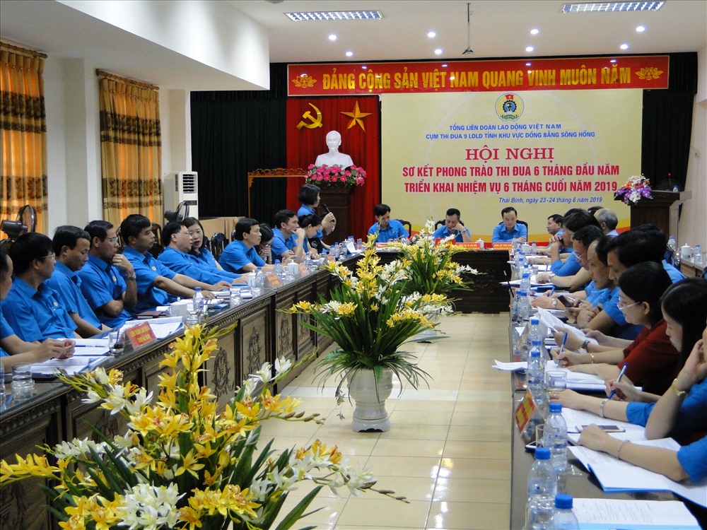 Các thảo luận trao đổi kinh nghiệm về hoạt động công đoàn của các đơn vị trong Cụm. Ảnh: B.M 