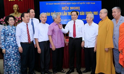 Chủ tịch Trần Thanh Mẫn trao đổi cùng các đại biểu bên lề Hội nghị. Ảnh: Quang Vinh.