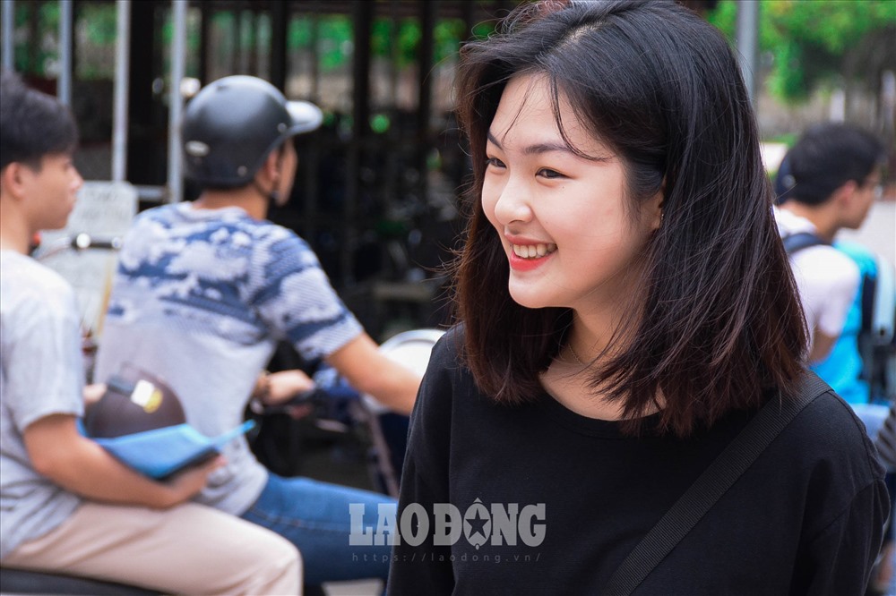 Nữ sinh ở Hòa Bình rạng rỡ tới trường thi. Ảnh: Phan Anh