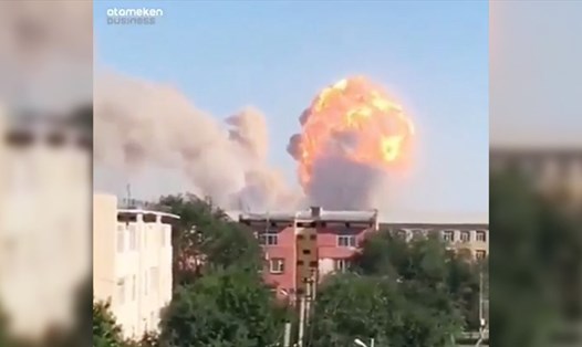 Hiện trường vụ nổ kho đạn ở Kazakhstan. Ảnh: RT.