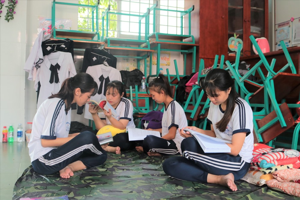 Nhóm học sinh nữ của Trường THCS – THPT Thạnh An (xã đảo Thạnh An, huyện Cần Giờ) cùng nhau ôn luyện tại Tiểu học Bình Phước, huyện Cần Giờ. Ảnh: Anh Nhàn