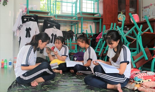 Nhóm học sinh nữ của Trường THCS – THPT Thạnh An (xã đảo Thạnh An, huyện Cần Giờ) cùng nhau ôn luyện tại Tiểu học Bình Phước, huyện Cần Giờ. Ảnh: Anh Nhàn