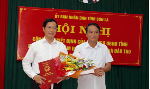 Ông Nguyễn Huy Hoàng - Bí thư Huyện ủy Vân Hồ (trái), được điều động làm Phó Giám đốc phụ trách Sở GDĐT Sơn La - Ảnh: VOV