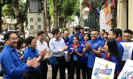 Đồng chí Nguyễn Anh Tuấn, Bí thư Thường trực Trung ương Đoàn và đại diện Bộ GDĐT, Thành đoàn Hà Nội đến thăm và tặng quà sinh viên tình nguyện "Tiếp sức mùa thi năm 2019"