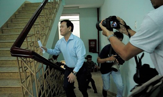 7h sáng, Nguyễn Hữu Linh đã có mặt tại tòa và né tránh các ống kính. Ảnh: Trần Linh