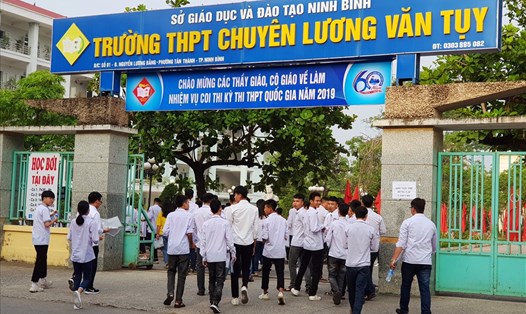 Các thí sinh đến dự thi tại điểm thi Trường chuyên Lương Văn Tụy, thành phố Ninh Bình. Ảnh: NT