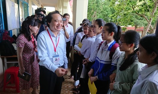 Bộ trưởng Bộ GDĐT kiểm tra kỳ thi THPT tại Đắk Lắk. Ảnh: LX