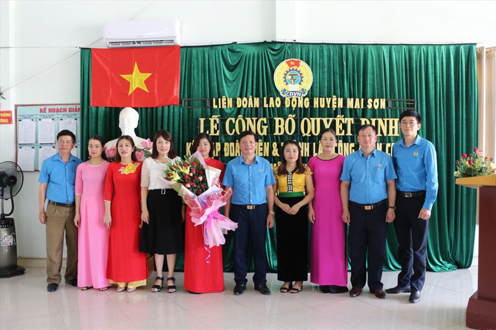 Ban Chấp hành Công đoàn cơ sở lâm thời Trường Mầm non tư thục Hồng Ngọc ra mắt và nhận hoa chúc mừng của LĐLĐ tỉnh Sơn La.