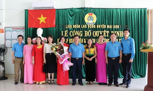 Ban Chấp hành Công đoàn cơ sở lâm thời Trường Mầm non tư thục Hồng Ngọc ra mắt và nhận hoa chúc mừng của LĐLĐ tỉnh Sơn La.