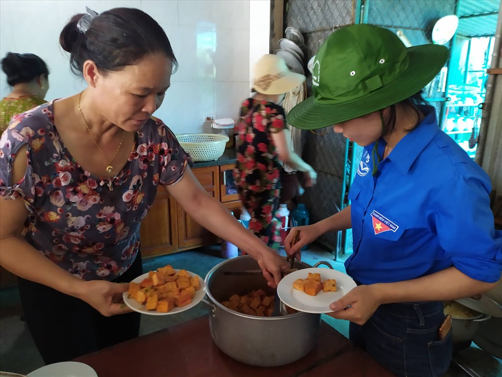 Chị Thái cùng các tình nguyện chuẩn bị bữa ăn miễn phí cho các sĩ tử. Ảnh: A.Đ