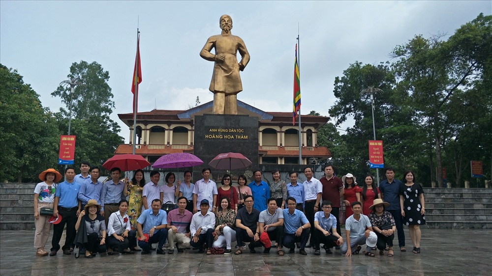 Đoàn chụp ảnh lưu niệm tại khu di tích lịch sử Hoàng Hoa Thám, huyện Yên Thế, tỉnh Bắc Giang. Ảnh: TL