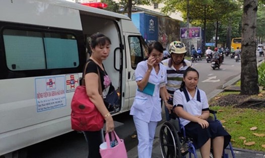 Thí sinh Trúc được các y bác sĩ Bệnh viện Đa khoa Sài Gòn đưa đến điểm thi. Ảnh: Bệnh viện cung cấp