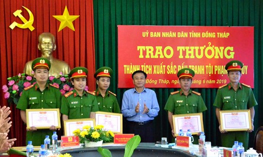 Chủ tịch UBND tỉnh Đồng Tháp Nguyễn Văn Dương trao thưởng cho tập thể, cá nhân lập thành tích xuất sắc trong vụ bắt giữ hơn 7kg ma túy tổng hợp. Ảnh: Lục Tùng