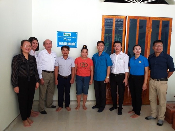 Đồng chí Lê Thanh Hà - Chủ tịch LĐLĐ tỉnh cùng các đồng chí lãnh đạo các doanh nghiệp trao nhà "Mái ấm Công đoàn" cho đoàn viên. Ảnh Văn Chủ.