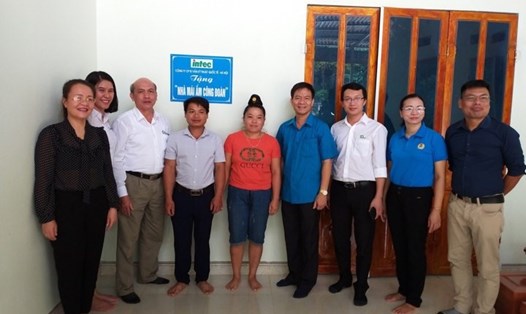 Đồng chí Lê Thanh Hà - Chủ tịch LĐLĐ tỉnh cùng các đồng chí lãnh đạo các doanh nghiệp trao nhà "Mái ấm Công đoàn" cho đoàn viên. Ảnh Văn Chủ.
