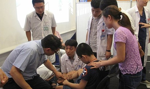 Tổ chức nhân đạo Children Action khám và điều trị khuyết tật cho trẻ tại Bệnh viện Đa khoa Xanh Pôn. Ảnh do BV cung cấp